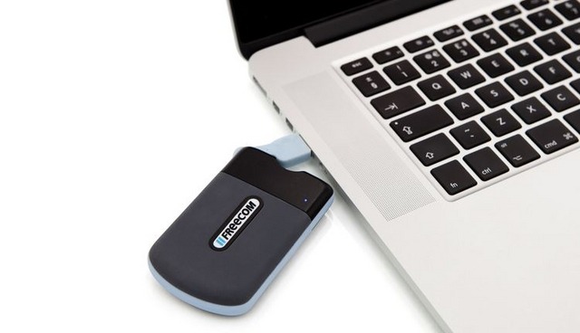 USB3.0の高速転送に対応し、バスパワー駆動でACアダプタが不要。携帯性と耐久性に優れるのでモバイル運用に最適だ（画像は同社Webより）。