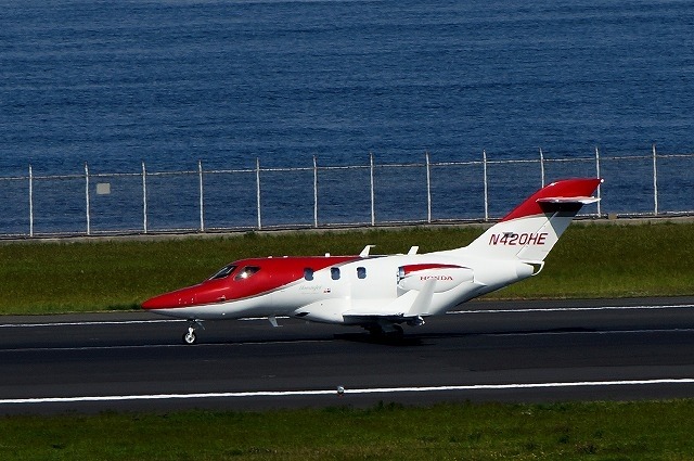 機体が小型なので当然と言えば当然だが、着陸にも長い距離は必要としない。