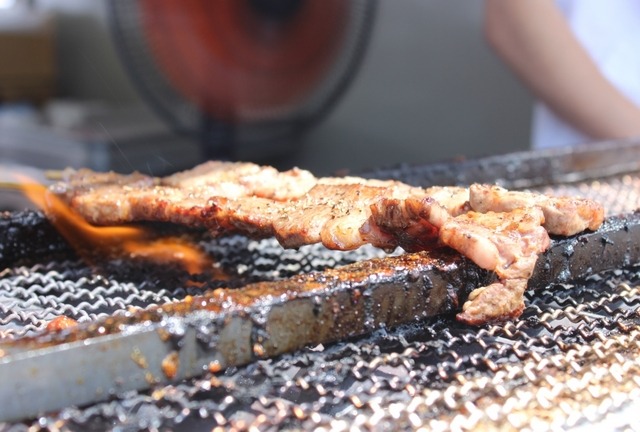 『肉フェス』の会場で調理されていた肉料理