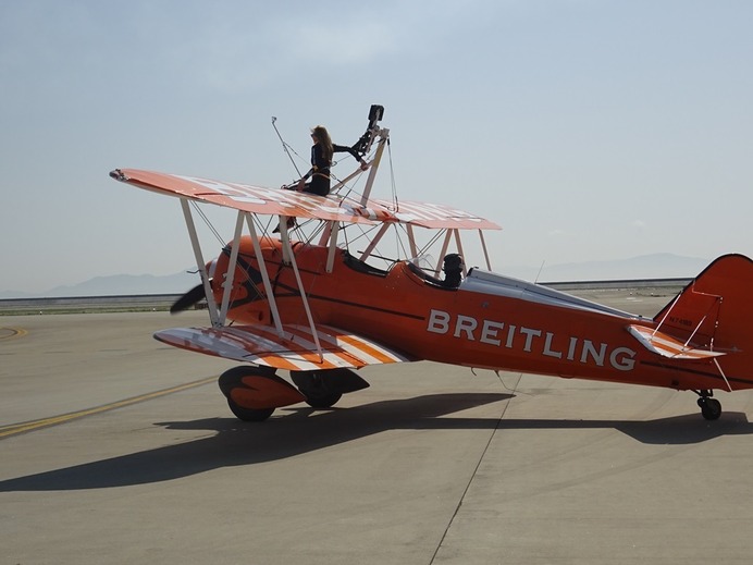 椅子に座って空を飛ぶ。…「ブライトリング・ウィング・ウォーカーズ」パフォーマンスメディア体験会