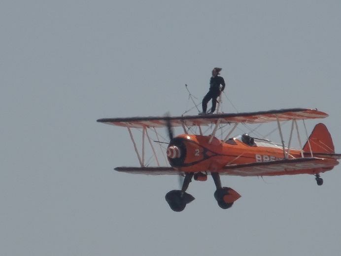 椅子に座って空を飛ぶ。…「ブライトリング・ウィング・ウォーカーズ」パフォーマンスメディア体験会