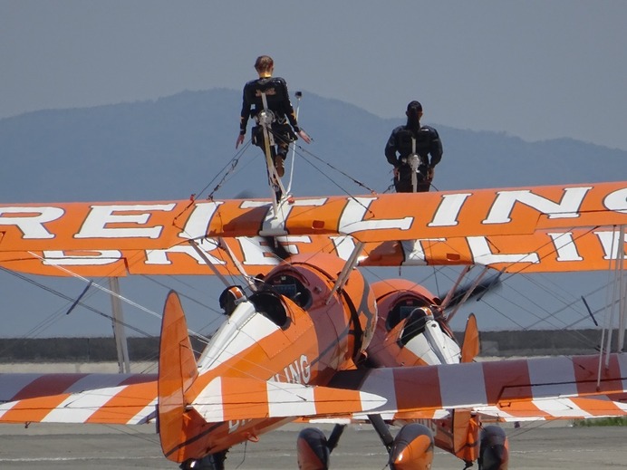 椅子に座って空を飛ぶ。…「ブライトリング・ウィング・ウォーカーズ」パフォーマンスメディア体験会