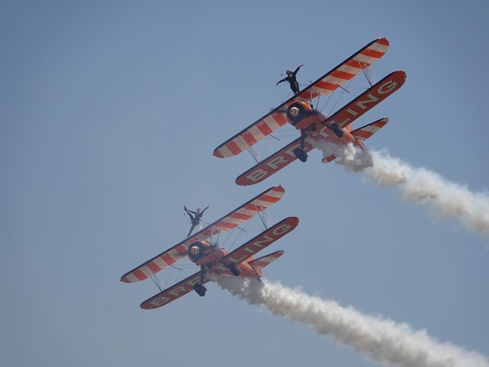 椅子に座って空を飛ぶ。…「ブライトリング・ウィング・ウォーカーズ」パフォーマンスメディア体験会