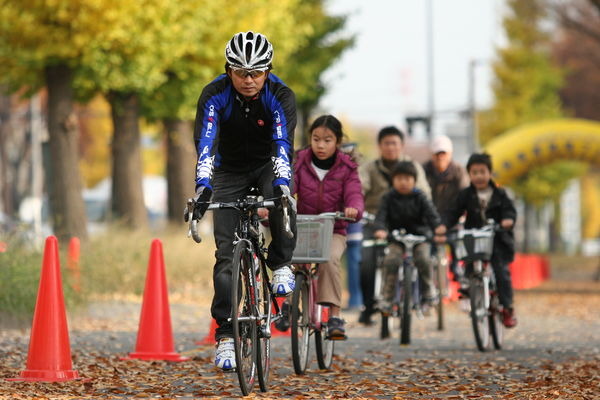 　自転車を取り巻く道路事情を考え、安全・快適に自転車のある生活を楽しもうというイベント、「相模原からはじまる自転車再発見フォーラム」が12月2日に神奈川県の相模原市役所や国道16号沿道で行われた。相模原市在住で、同市名誉観光親善大使を務める元F1ドライバー