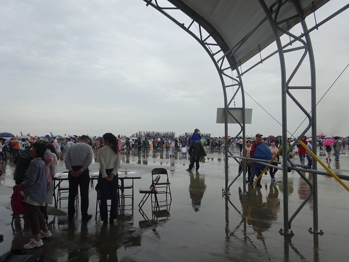 16万5000人の観客のなか、雨天でもブライトリングは飛ぶ！…岩国基地フレンドシップデー2015