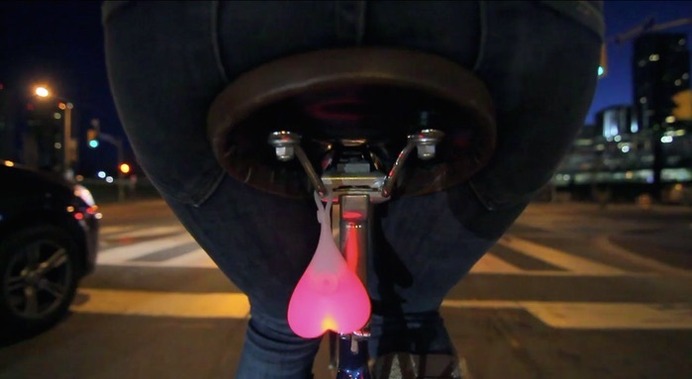 サドルの後ろに取り付ける桃型ライト「Bike Balls」…加トロント発