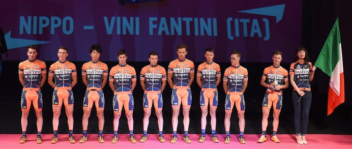 NIPPOビーニファンティーニ、石橋学は左から3人目、2015年ジロ・デ・イタリア　チームプレゼンテーション