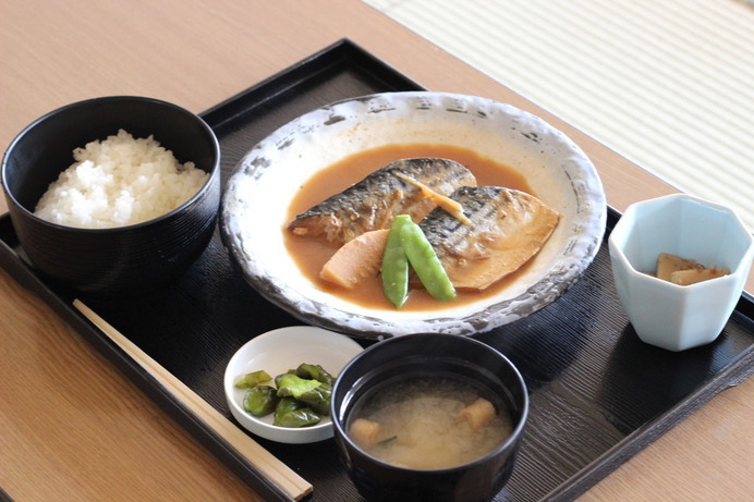 お風呂上がりに昼食。この日のおすすめは鯖の味噌煮定食。おいしく頂いた。