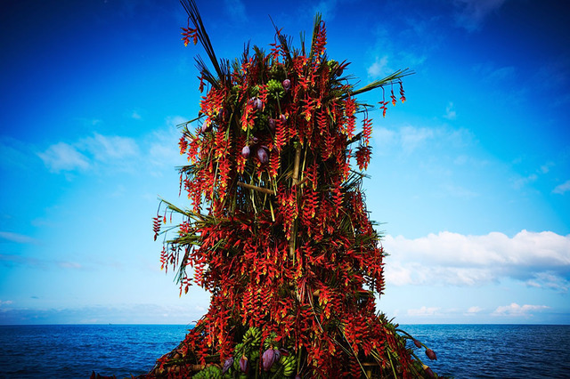 フィリピンの海に植物を生けた「In Broom」最新作