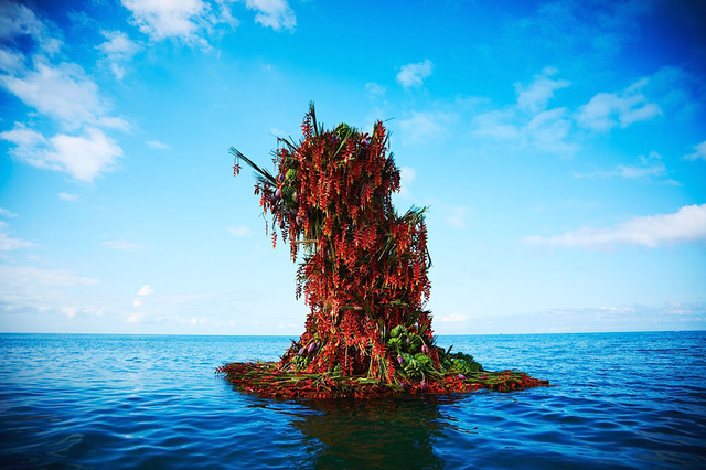 フィリピンの海に植物を生けた「In Broom」最新作