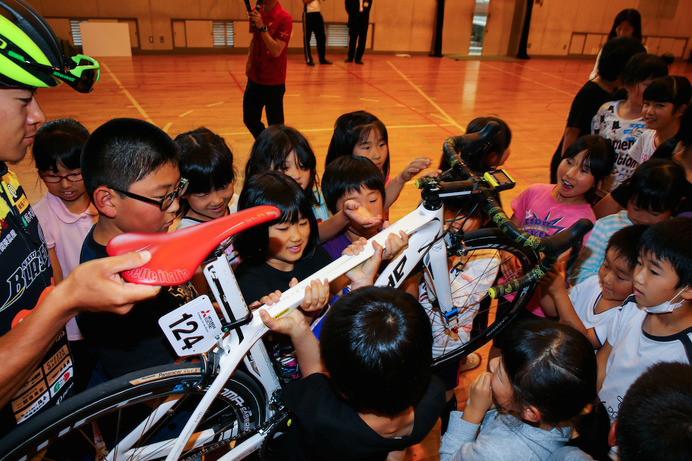 ツアー・オブ・ジャパン2日目は移動日…国内選手小学校を訪問