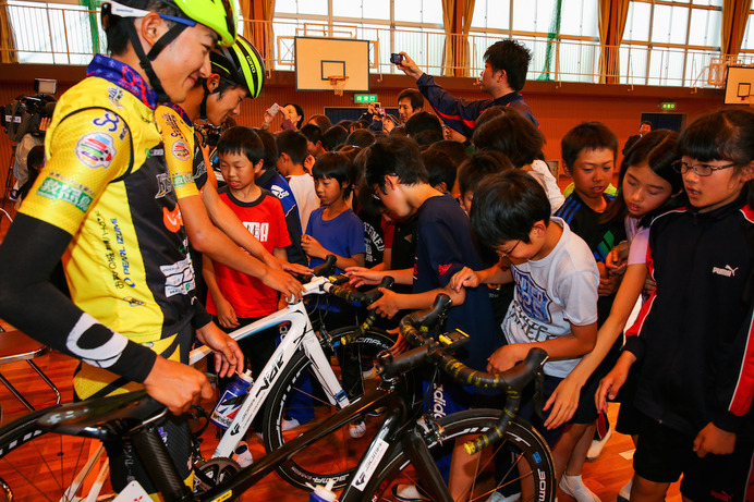 ツアー・オブ・ジャパン2日目は移動日…国内選手小学校を訪問