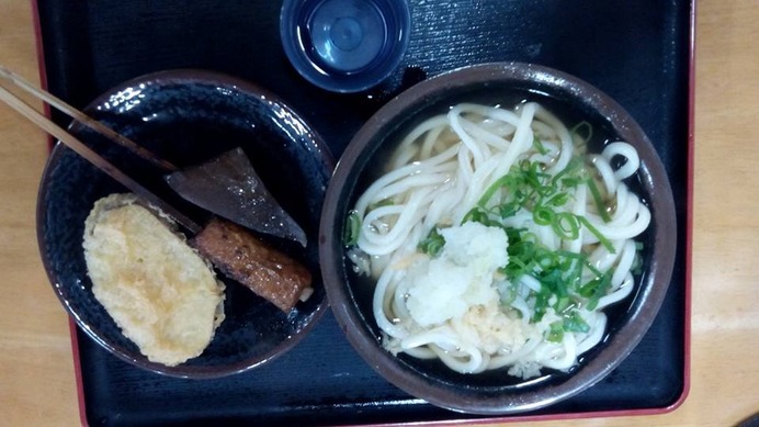 訪れた土地の名産品を、ぜいたくにならない程度に味わう。これは香川県善通寺市内で食べたうどん