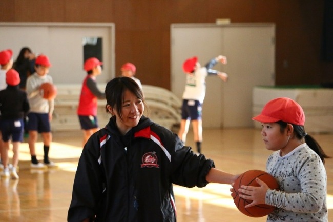 大阪エヴェッサ、「さくら・夢授業バスケットボール教室」にコーチを派遣