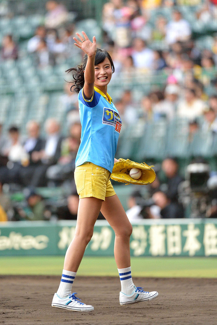 小島瑠璃子、ノーバン投球で大喜び！甲子園球場でファーストピッチセレモニー