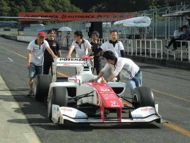 予選2位となった#40 野尻のマシン（予選前日の模様）。