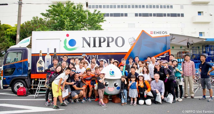 大会最終日となる「東京ステージ」を終えて、NIPPOの社員や“ミッチーくん”と記念撮影
