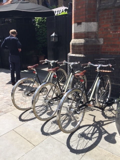 【LONDON STROLL】話題のホテルChiltern Firehouse、自転車「Shinola」を貸し出し