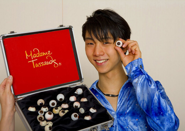 羽生選手等身大フィギュア - (C) The images shown depict wax figures created and owned by Madame Tussauds.