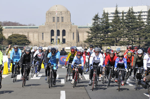 　東京都心部、神宮外苑のイチョウ並木を背景に行われる自転車レース、「2007年度全日本学生ロードレースシリーズ最終戦」が2月11日に開催された。世界最大の自転車レース、ツール・ド・フランスで5度の優勝経験を誇るフランスのベルナール・イノーも来日し、「マスター