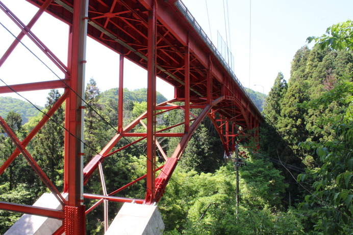下山後～下小川駅へ向かう途中。大きな橋の下を歩く。橋を下から見上げるのも、また一興。