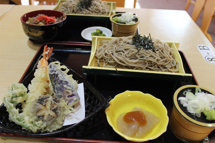 奥久慈そばと鮎の塩焼きで腹を満たす。