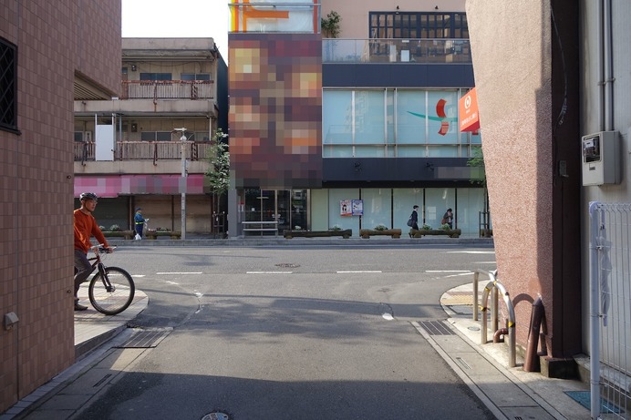 建物で自転車が隠され、気づいたときには手遅れに