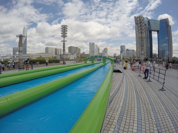 陸上競技100m走の世界記録保持者並みのスピードを体験…街中のウォータースライダー「スライド・ザ・シティ」