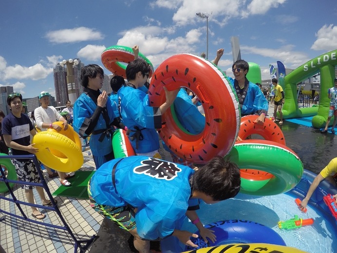 陸上競技100m走の世界記録保持者並みのスピードを体験…街中のウォータースライダー「スライド・ザ・シティ」