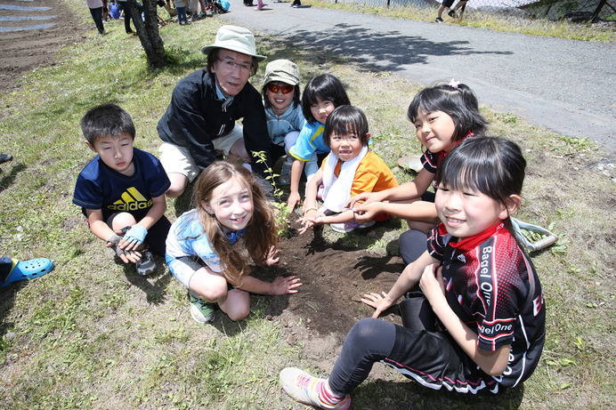 アキコーポレーション、「20th AKI GREEN CUP FESTIVAL」収益の一部を緑の募金に寄付