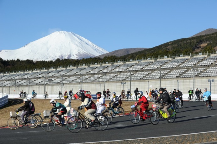 富士スピードウェイで「あさひスーパーママチャリグランプリ第9回ママチャリ日本グランプリチーム対抗7時間耐久ママチャリ世界選手権」が開催