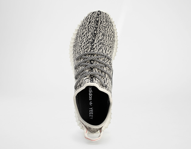 アディダス オリジナルス×カニエ・ウエストのコラボ第2弾「YEEZY BOOST 350」（2万8,000円）