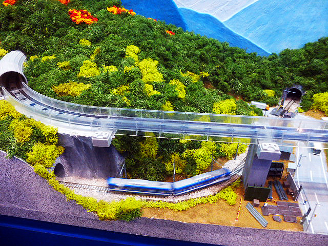 東京都立大崎高校ペーパージオラマ部が制作した、富士急線とリニア新幹線が走るジオラマ