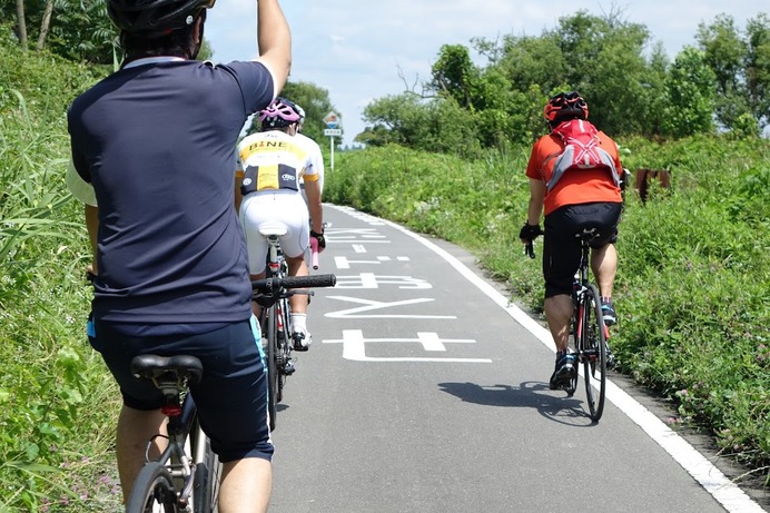 利用者の増加が目立つ荒川自転車道。道幅が狭いため、集団を追い抜こうとする人と対向する人が衝突する危険も増している