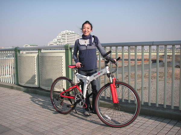 　充実した自転車ライフを楽しむ人たちを紹介するレギュラーコンテンツ「サイクルスタイルSNAPS」は、第9回として松谷徳子さんをご紹介。松谷さんは歯科助手として働く一方、女性だけの自転車軍団チームエレファントのメンバーとして活動。チーム内ではジャージデザイン
