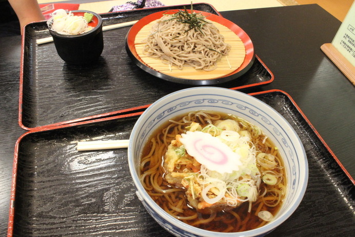 山に登ったら、温泉。温泉に入ったら、何故だか蕎麦が食いたくなる。中郷温泉「通りゃんせ」にて食事。