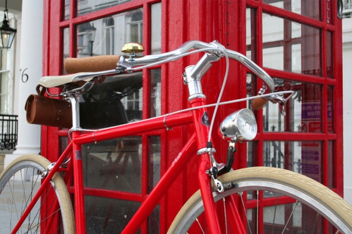 英国発のシティバイク、街になじむデザインを追求