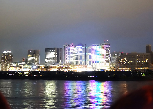 左手にはお台場【写真：田中】