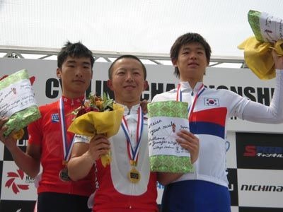 　第15回アジア・ジュニア自転車競技選手権大会は4月16日、ジュニア男子ロードレースが行われ、野口正則（17＝奈良･榛生昇陽高校）が3人のゴール勝負を制して優勝した。