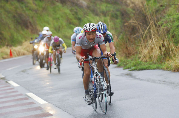 　第28回アジア自転車競技選手権大会は最終日となる4月17日、奈良県の布目ダム周回コースでエリート男子ロードレースを行い、別府史之（25＝スキル・シマノ）が優勝した。2年連続の優勝をねらった宮澤崇史（30＝梅丹本舗・GDR）が3位。