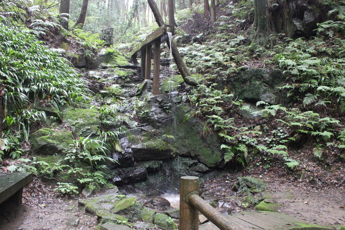 不動滝。木で出来た水路から水が落ちる。なかなかの風情。東屋あり。