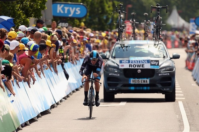 ツール・ド・フランスを走行するジャガーF-PACE