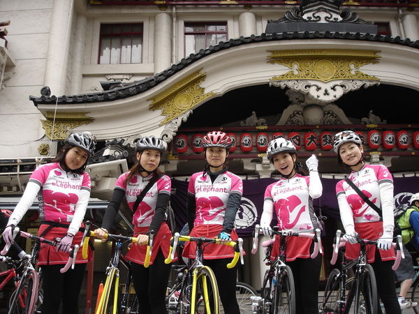 　都心部を自転車で走るサイクリング大会「バイシクルライド2008イン東京」が4月20日に開催され、およそ1,200人のサイクリストが駆け抜けた。赤坂から新橋、築地、晴海を経て、お台場にある潮風公園を折り返す約27kmのコースが設定された。