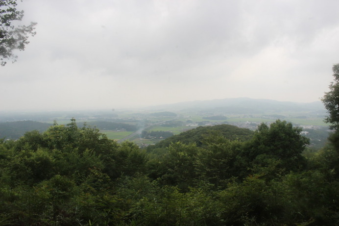 14：35　御嶽山の山頂（御嶽神社）を過ぎると、雨引山を示す指標あり。土の道が続く。更に少し歩くと、見晴らしの良い場所がある。栃木県方面の展望が開けてはいるが……梅雨空。。