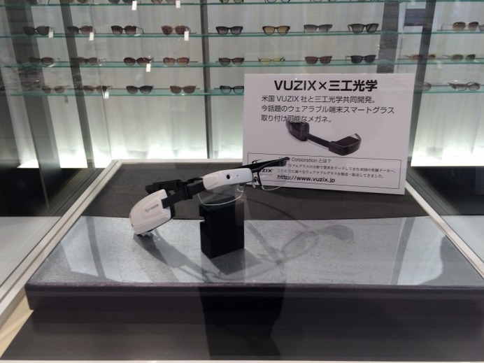 M100スマートグラス装着、日本人向けメガネフレーム