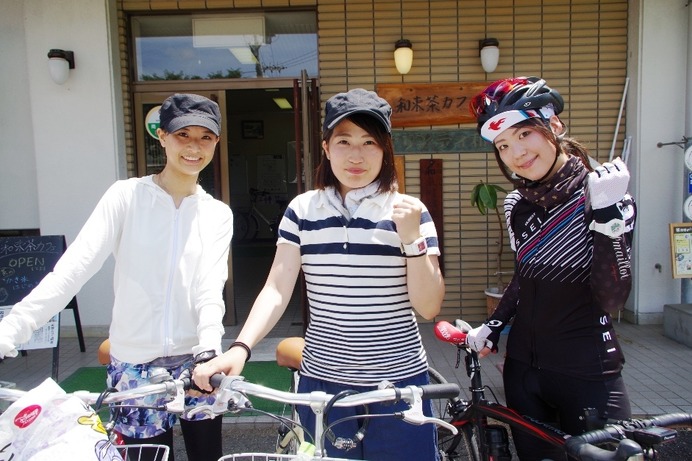 2番目のエイドステーション「和束茶カフェ」今回、ポタリングに参加した日本旅行の内海さんと河野さんとシルベストサイクルの徳丸さん（右）