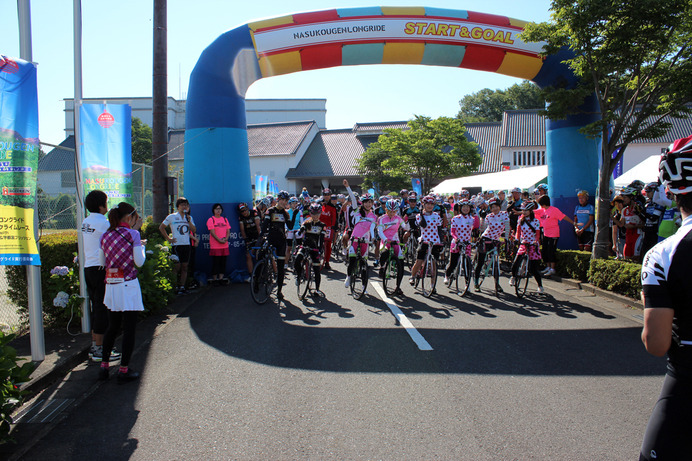 那須高原ロングライド2015with那須ブラーゼン＆宇都宮ブリッツェンが7月12日、栃木県那須氏で開催され、きれいで速い女性ユニット「ちゃりん娘」が参加者とともにロングライドを完走