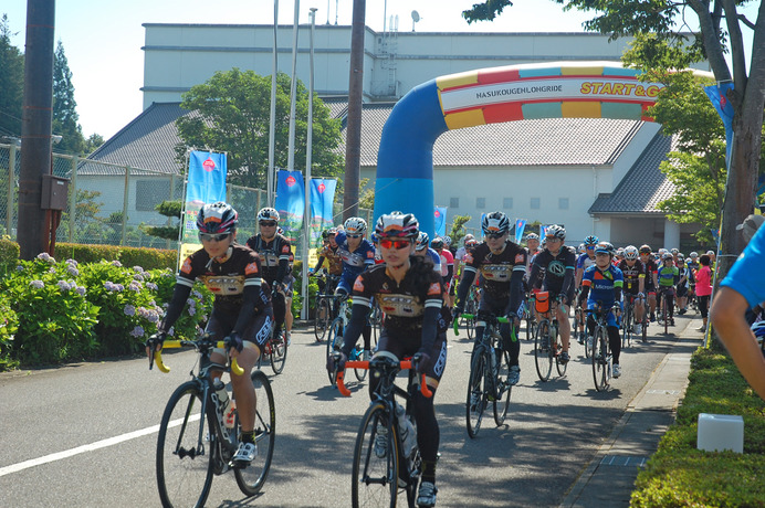 那須高原ロングライド2015with那須ブラーゼン＆宇都宮ブリッツェンが7月12日、栃木県那須氏で開催され、きれいで速い女性ユニット「ちゃりん娘」が参加者とともにロングライドを完走