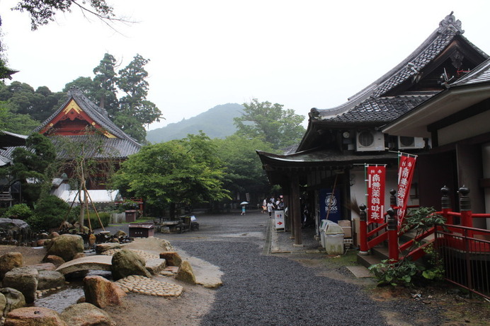 それから10分ほど下山して、雨引観音（雨引山楽法寺）到着。雨だというのに、参拝客の数が多かった。