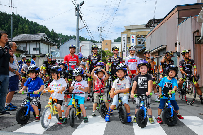 ランニングバイク大会参加の子どもたちと。窪木一茂（Team UKYO）母校の学校法人石川高等学校にて